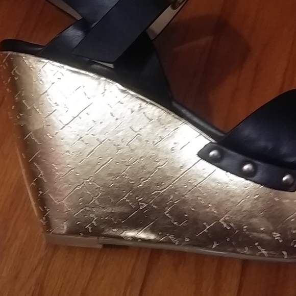 Gold wedge Heels - Picture 5 of 6